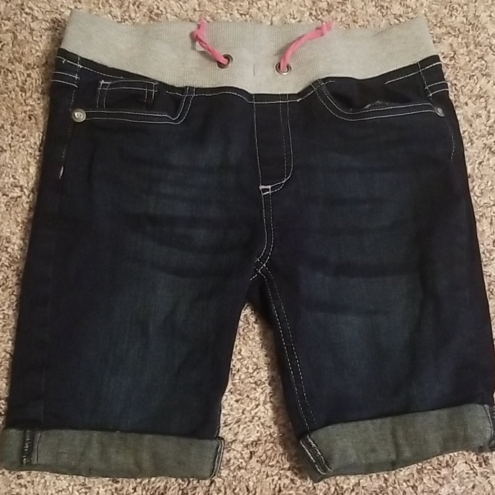 Girls size 7/8 pull on jean shorts